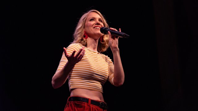 Article thumbnail: Rachel Parris in her new live show, 'Poise' (Photo: Paul Gibley