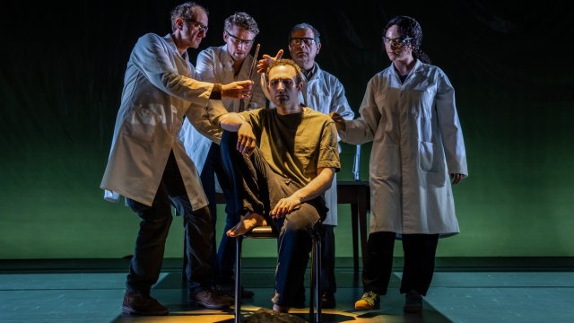 Article thumbnail: 'Mnemonic' at the National's Olivier Theatre (Photo: Johan Persson)