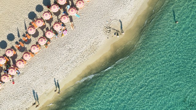 Article thumbnail: Around half of Italy's coastline is owned by private clubs (Photo: kamisoka via Getty Images)