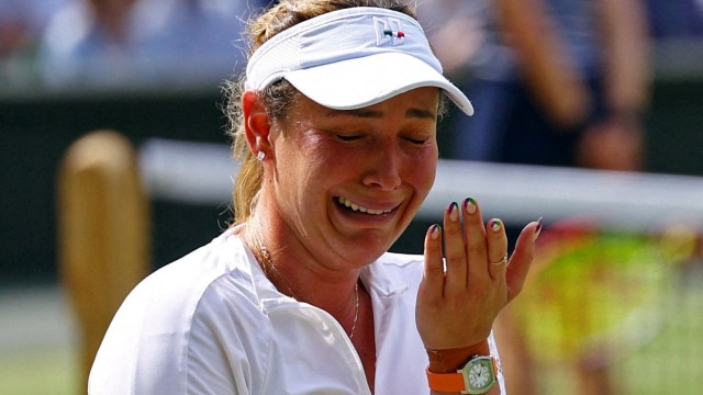 Article thumbnail: Tennis - Wimbledon - All England Lawn Tennis and Croquet Club, London, Britain - July 11, 2024 Croatia's Donna Vekic reacts during her semi final match against Italy's Jasmine Paolini REUTERS/Hannah Mckay TPX IMAGES OF THE DAY