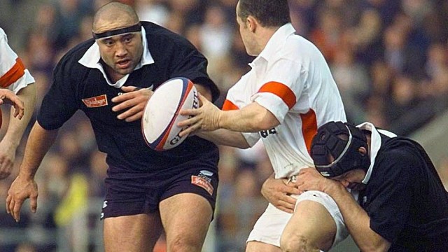 Article thumbnail: TWICKENHAM, UNITED KINGDOM - DECEMBER 6: Early action 06 December during the rugby International between England and New Zealand at Twickenham, as New Zealand's Norm Hewitt (L) eyes the ball as England's Jason Leonard is tackled by New Zealand's Taine Randell. (ELECTRONIC IMAGE) (Photo credit should read JOHNNY EGGITT/AFP via Getty Images)