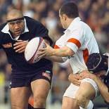 Article thumbnail: TWICKENHAM, UNITED KINGDOM - DECEMBER 6: Early action 06 December during the rugby International between England and New Zealand at Twickenham, as New Zealand's Norm Hewitt (L) eyes the ball as England's Jason Leonard is tackled by New Zealand's Taine Randell. (ELECTRONIC IMAGE) (Photo credit should read JOHNNY EGGITT/AFP via Getty Images)