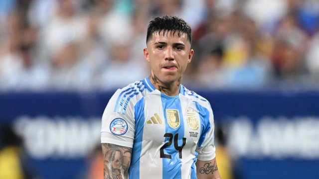 Article thumbnail: EAST RUTHERFORD, NEW JERSEY - JULY 9: Enzo Fernandez #24 of Argentina looks downfield during the Copa America 2024 semifinal match between Argentina and Canada at MetLife Stadium on July 9, 2024 in East Rutherford, New Jersey. (Photo by Stephen Nadler/ISI Photos/Getty Images)