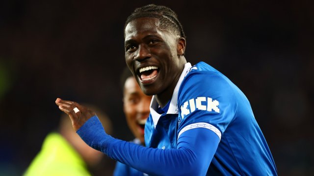 LIVERPOOL, ENGLAND - APRIL 24: Amadou Onana of Everton salutes the supporters following the Premier League match between Everton FC and Liverpool FC at Goodison Park on April 24, 2024 in Liverpool, England. (Photo by Chris Brunskill/Fantasista/Getty Images)