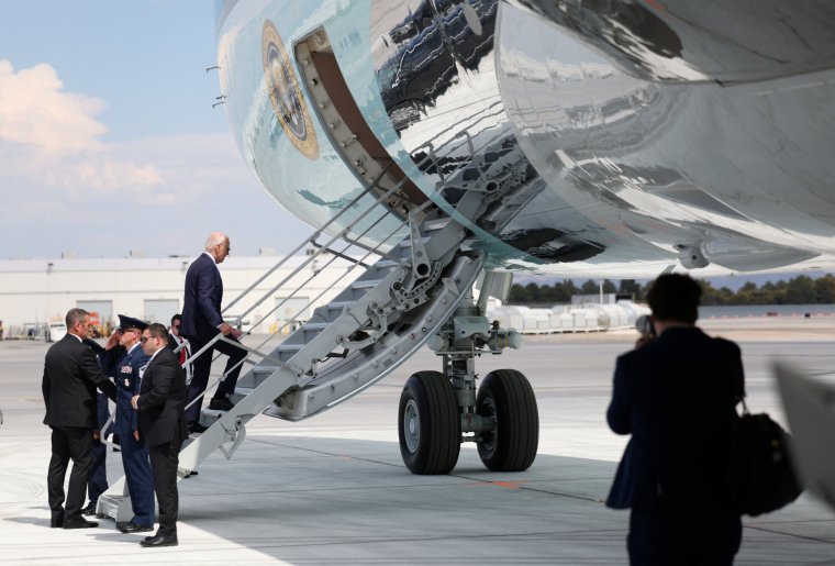 U.S. President Joe Biden boards Air Force One at Harry Reid international airport in Las Vegas, Nevada, U.S., July 17, 2024. REUTERS/Tom Brenner